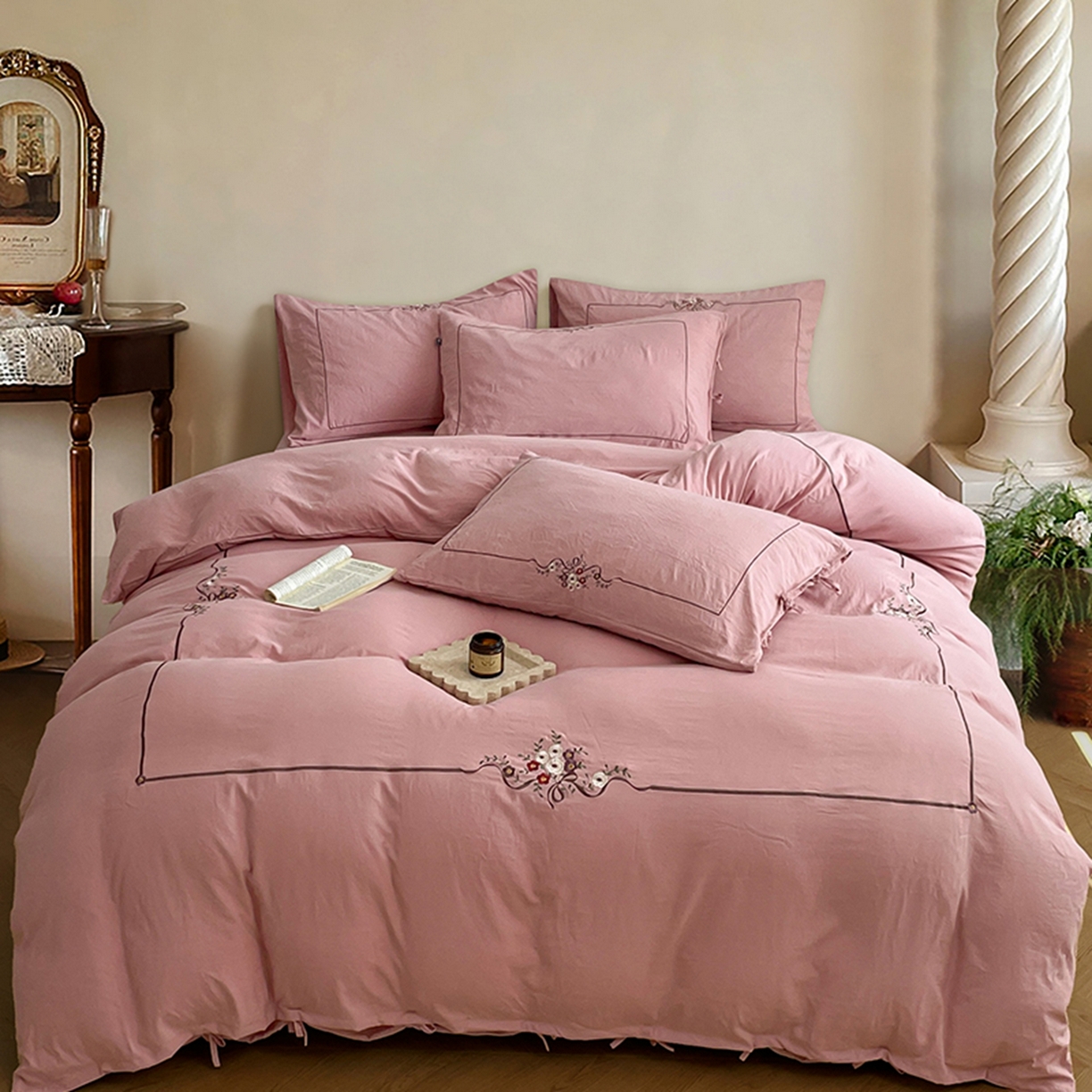 91家纺网 家纺一手货源 找家纺 yyds网供 2026新A类高克重复古刺绣绑带款水洗棉四件套三件套-花界 花界萱粉-绣花绑带款