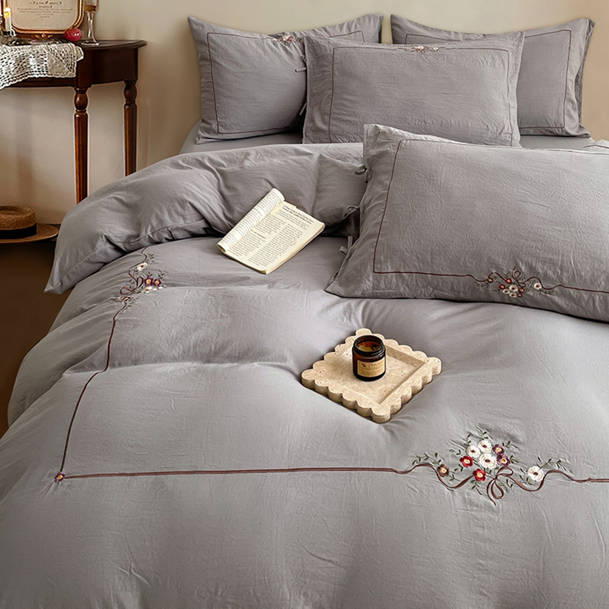 91家纺网 家纺一手货源 找家纺 yyds网供 2026新A类高克重复古刺绣绑带款水洗棉四件套三件套-花界 花界麻灰-绣花绑带款