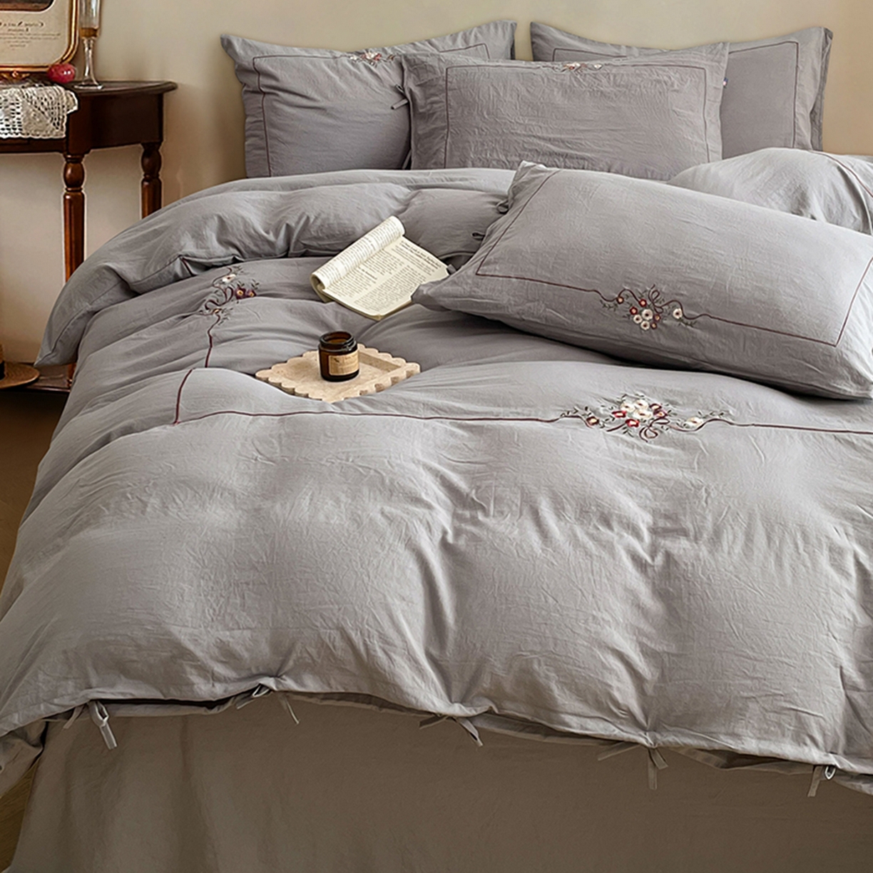 91家纺网 家纺一手货源 找家纺 yyds网供 2026新A类高克重复古刺绣绑带款水洗棉四件套三件套-花界 花界麻灰-绣花绑带款