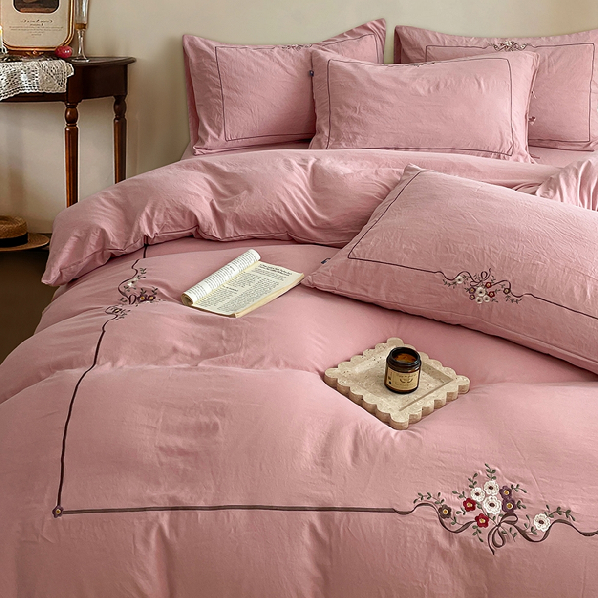 91家纺网 家纺一手货源 找家纺 yyds网供 2026新A类高克重复古刺绣绑带款水洗棉四件套三件套-花界 花界萱粉-绣花绑带款