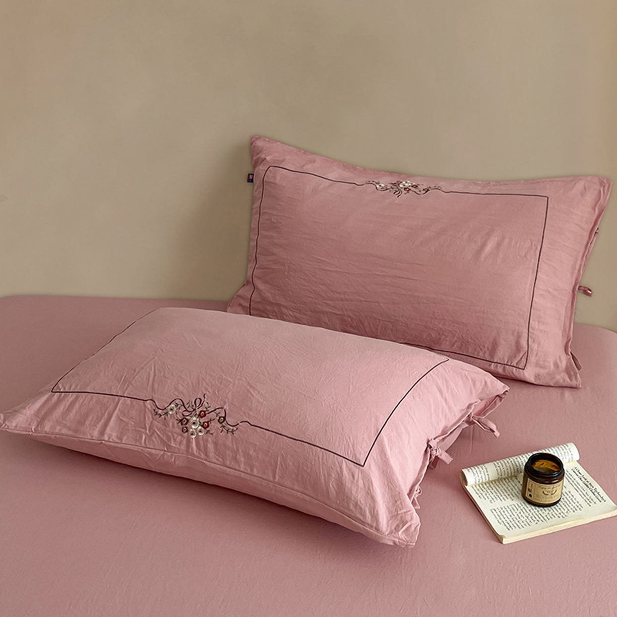 91家纺网 家纺一手货源 找家纺 yyds网供 2026新A类高克重复古刺绣绑带款水洗棉四件套三件套-花界 花界萱粉-绣花绑带款