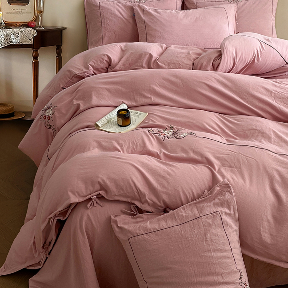 91家纺网 家纺一手货源 找家纺 yyds网供 2026新A类高克重复古刺绣绑带款水洗棉四件套三件套-花界 花界萱粉-绣花绑带款