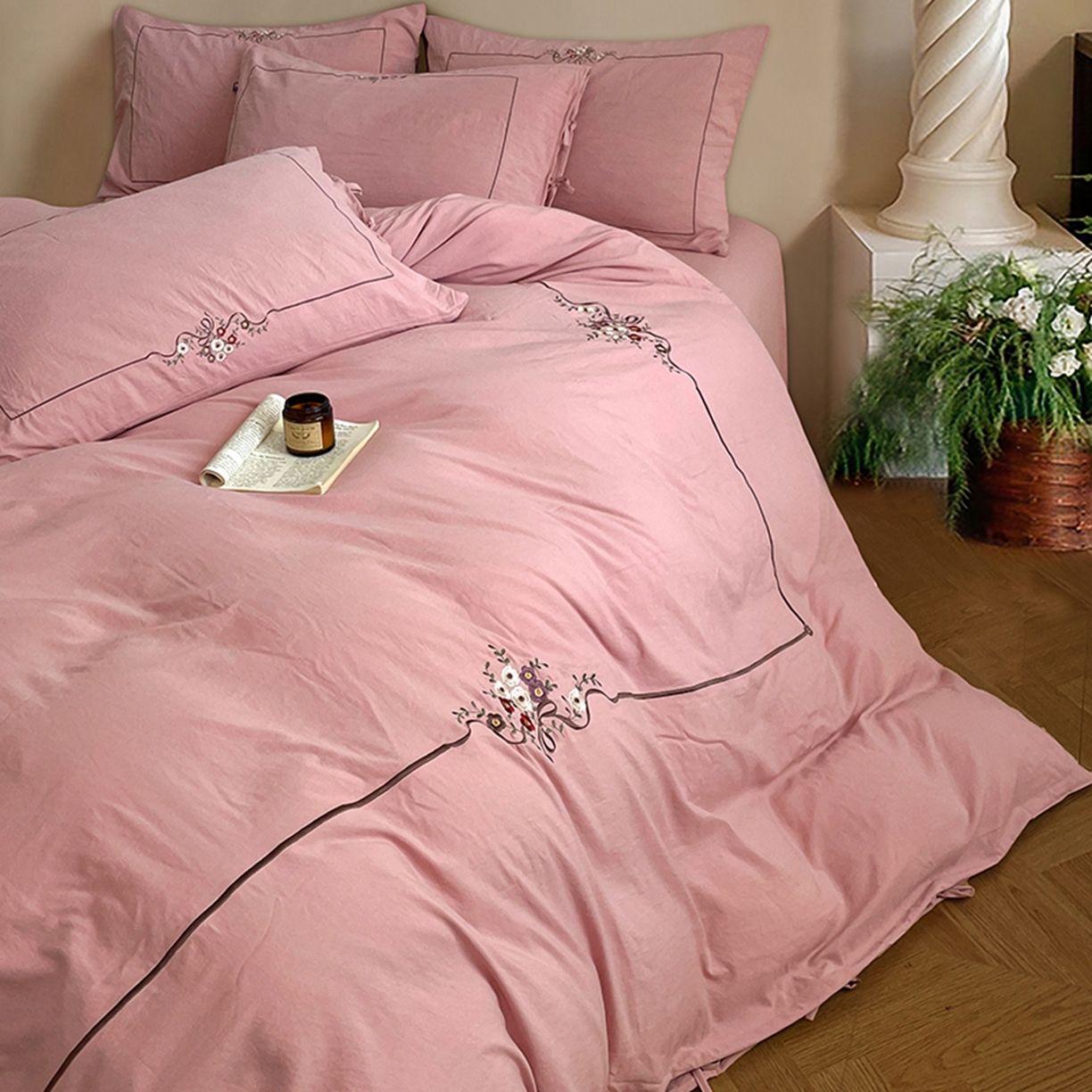 91家纺网 家纺一手货源 找家纺 yyds网供 2026新A类高克重复古刺绣绑带款水洗棉四件套三件套-花界 花界萱粉-绣花绑带款