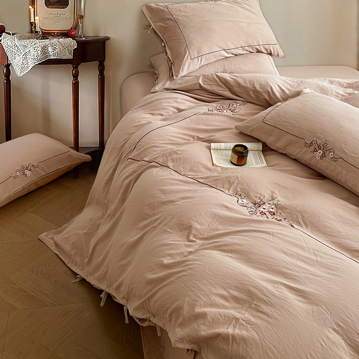 91家纺网 家纺一手货源 找家纺 yyds网供 2026新A类高克重复古刺绣绑带款水洗棉四件套三件套-花界 花界素咖-绣花绑带款