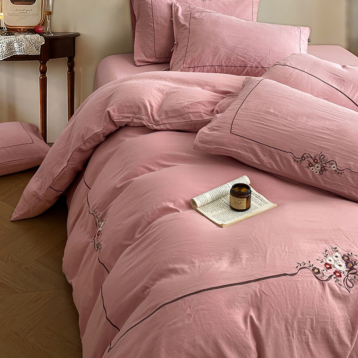 91家纺网 家纺一手货源 找家纺 yyds网供 2026新A类高克重复古刺绣绑带款水洗棉四件套三件套-花界 花界萱粉-绣花绑带款