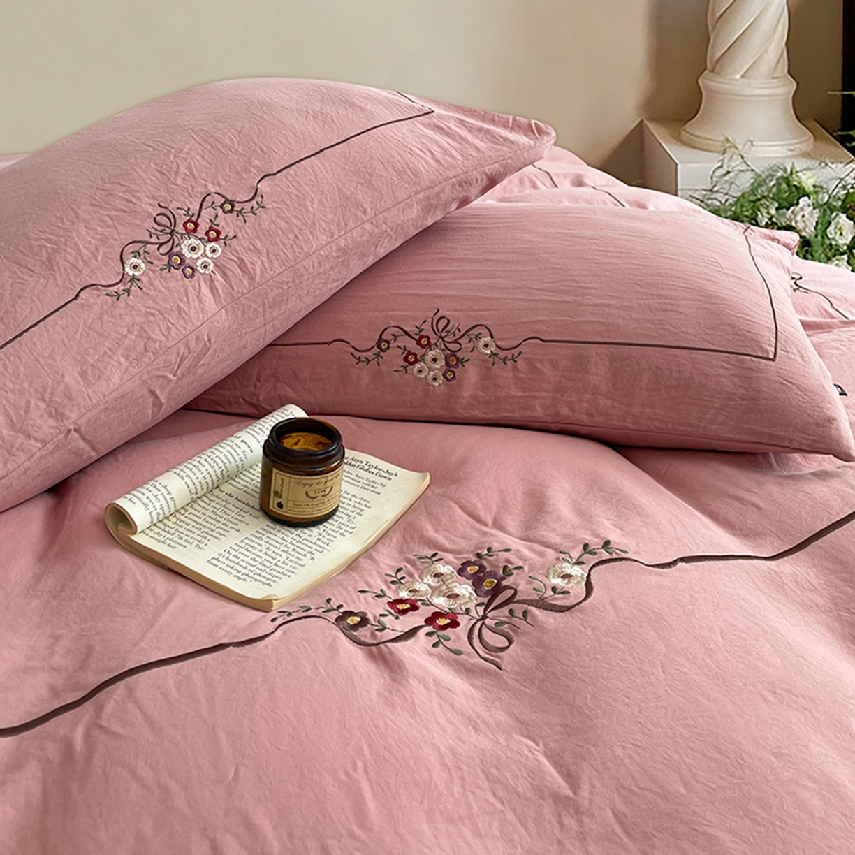 91家纺网 家纺一手货源 找家纺 yyds网供 2026新A类高克重复古刺绣绑带款水洗棉四件套三件套-花界 花界萱粉-绣花绑带款