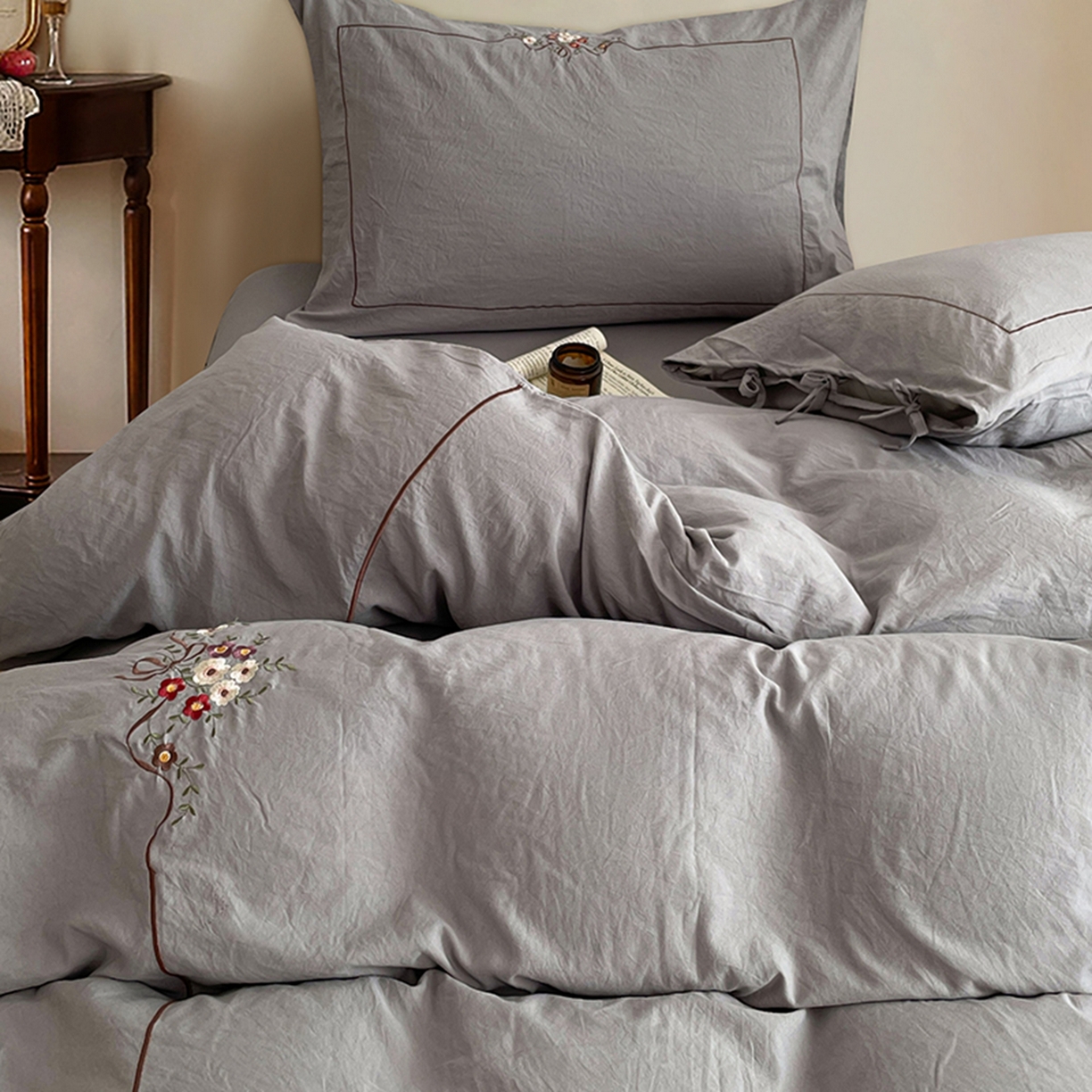 91家纺网 家纺一手货源 找家纺 yyds网供 2026新A类高克重复古刺绣绑带款水洗棉四件套三件套-花界 花界麻灰-绣花绑带款