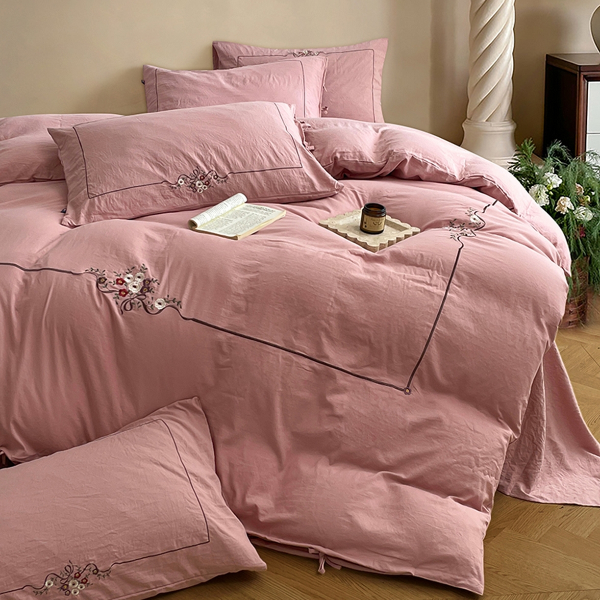 91家纺网 家纺一手货源 找家纺 yyds网供 2026新A类高克重复古刺绣绑带款水洗棉四件套三件套-花界 花界萱粉-绣花绑带款