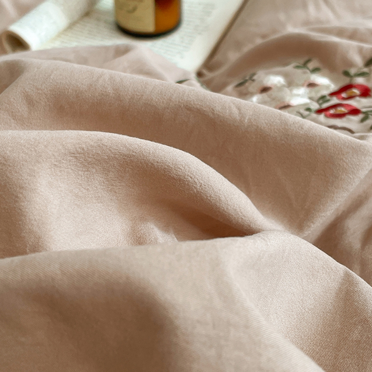 91家纺网 家纺一手货源 找家纺 yyds网供 2026新A类高克重复古刺绣绑带款水洗棉四件套三件套-花界 花界素咖-绣花绑带款