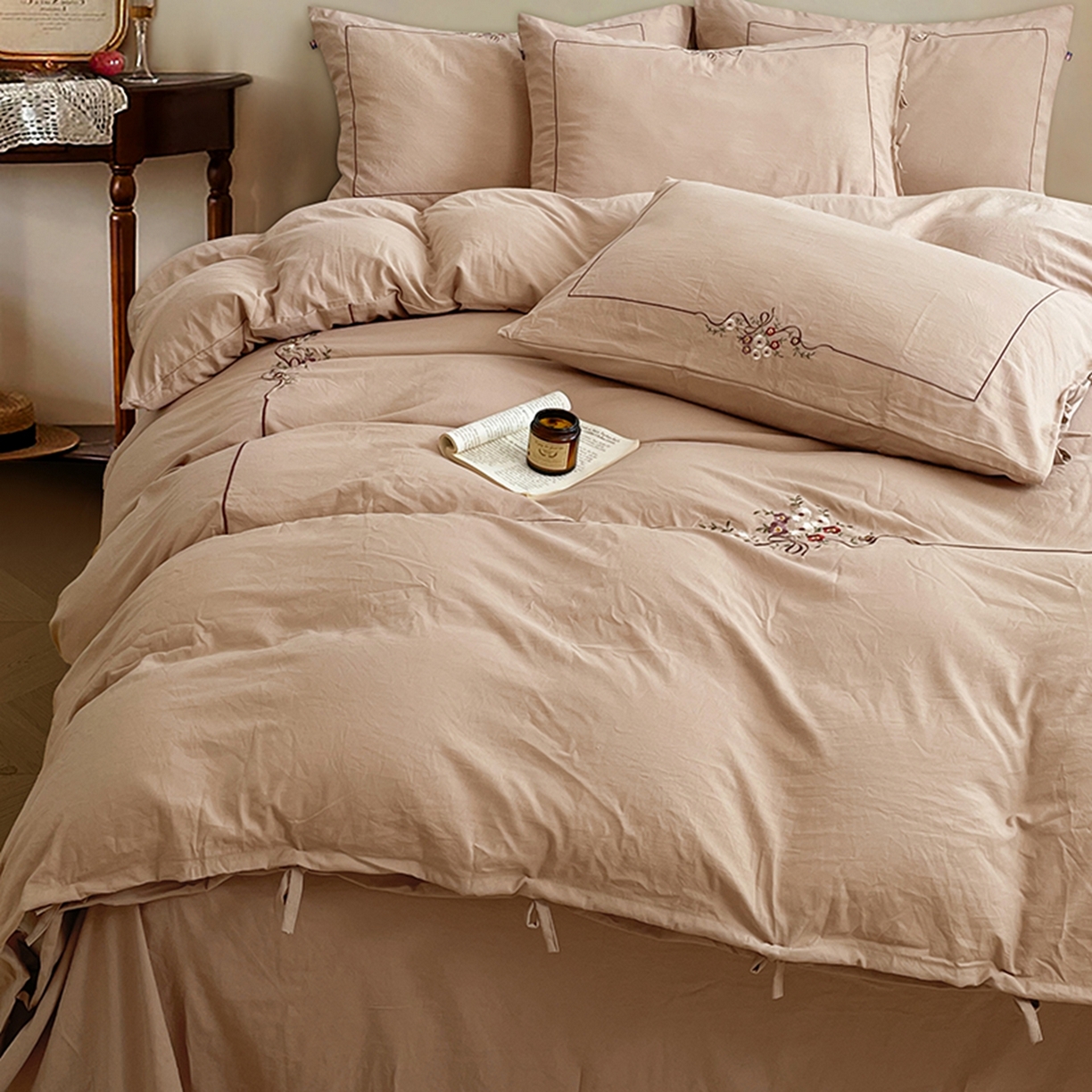 91家纺网 家纺一手货源 找家纺 yyds网供 2026新A类高克重复古刺绣绑带款水洗棉四件套三件套-花界 花界素咖-绣花绑带款