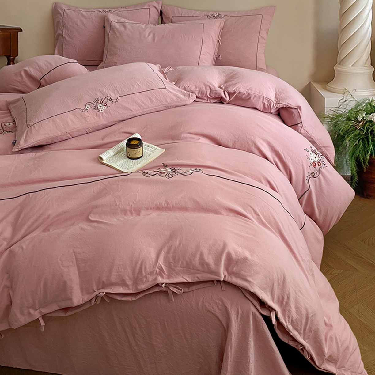 91家纺网 家纺一手货源 找家纺 yyds网供 2026新A类高克重复古刺绣绑带款水洗棉四件套三件套-花界 花界萱粉-绣花绑带款