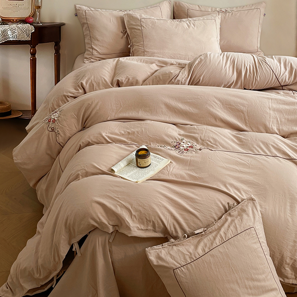 91家纺网 家纺一手货源 找家纺 yyds网供 2026新A类高克重复古刺绣绑带款水洗棉四件套三件套-花界 花界素咖-绣花绑带款