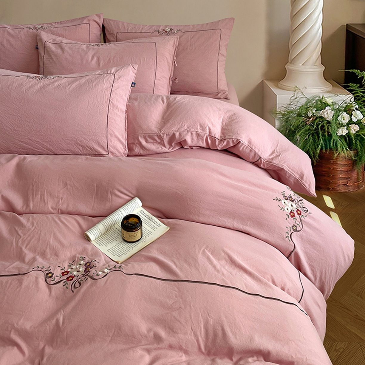 91家纺网 家纺一手货源 找家纺 yyds网供 2026新A类高克重复古刺绣绑带款水洗棉四件套三件套-花界 花界萱粉-绣花绑带款