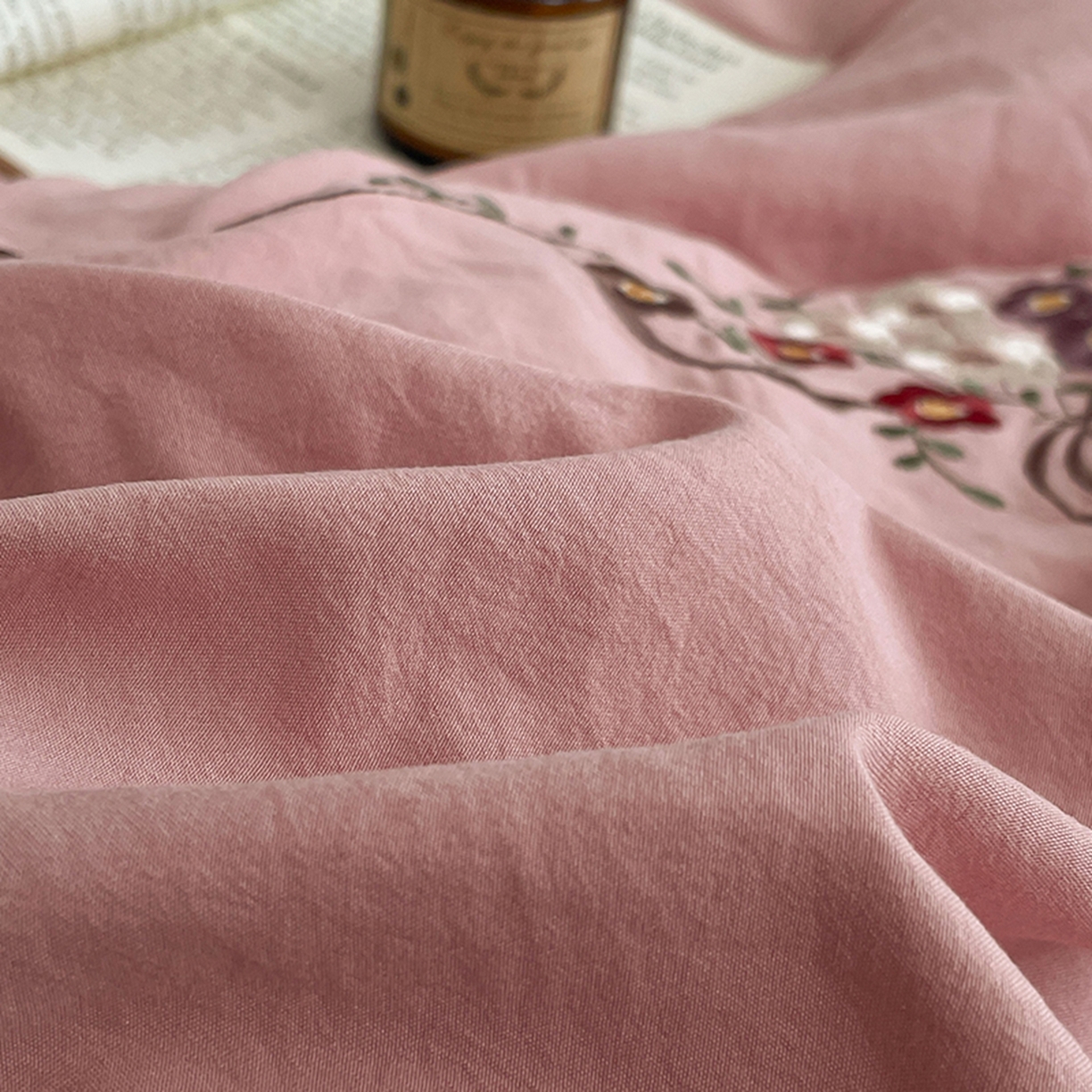 91家纺网 家纺一手货源 找家纺 yyds网供 2026新A类高克重复古刺绣绑带款水洗棉四件套三件套-花界 花界萱粉-绣花绑带款