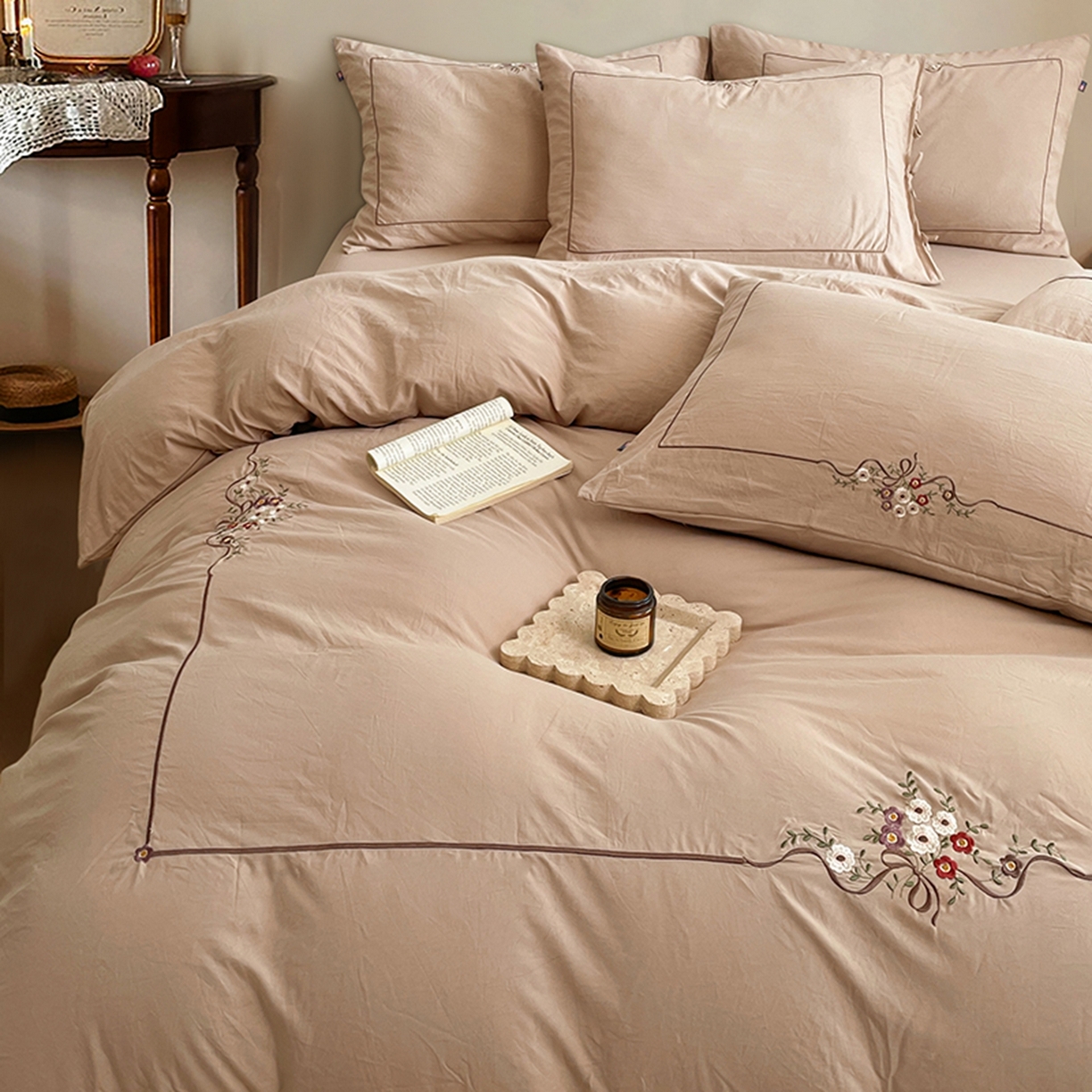 91家纺网 家纺一手货源 找家纺 yyds网供 2026新A类高克重复古刺绣绑带款水洗棉四件套三件套-花界 花界素咖-绣花绑带款