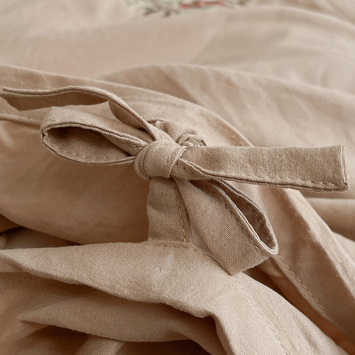 91家纺网 家纺一手货源 找家纺 yyds网供 2026新A类高克重复古刺绣绑带款水洗棉四件套三件套-花界 花界素咖-绣花绑带款