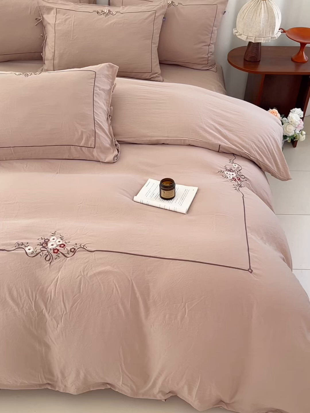 91家纺网 家纺一手货源 找家纺 yyds网供 2026新A类高克重复古刺绣绑带款水洗棉四件套三件套-花界 花界素咖-绣花绑带款