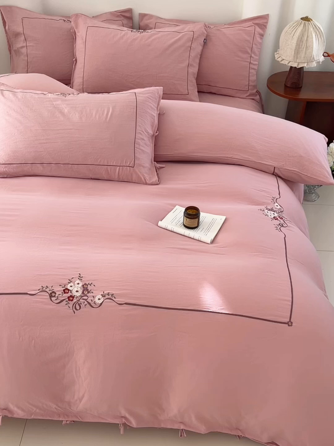 91家纺网 家纺一手货源 找家纺 yyds网供 2026新A类高克重复古刺绣绑带款水洗棉四件套三件套-花界 花界萱粉-绣花绑带款