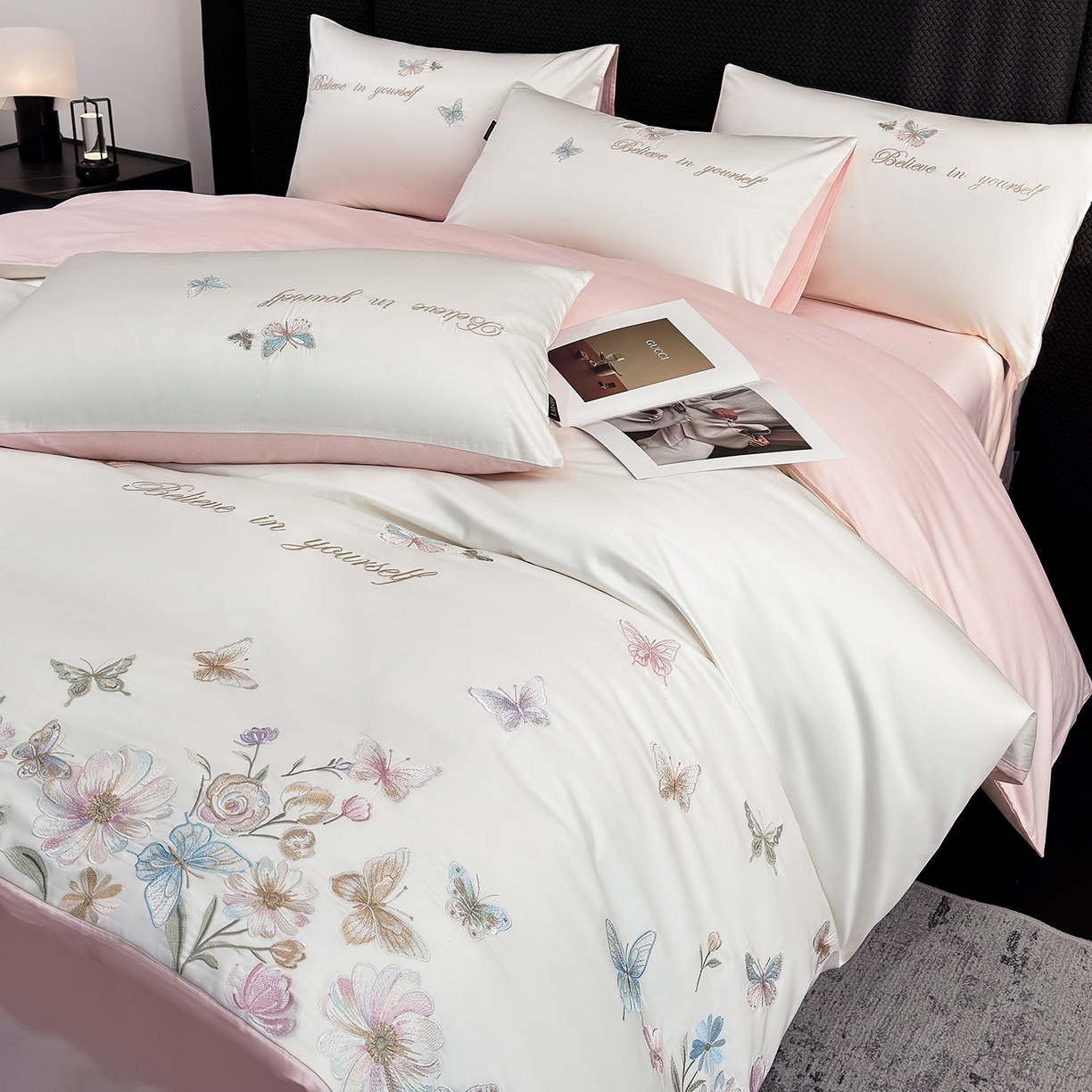 91家纺网 家纺一手货源 找家纺 欣宜家纺 2026新款50x50s纯棉全棉贡缎长绒棉刺绣绣花四件套【高端礼盒】-蝴蝶泉边 蝴蝶泉边-白拼粉