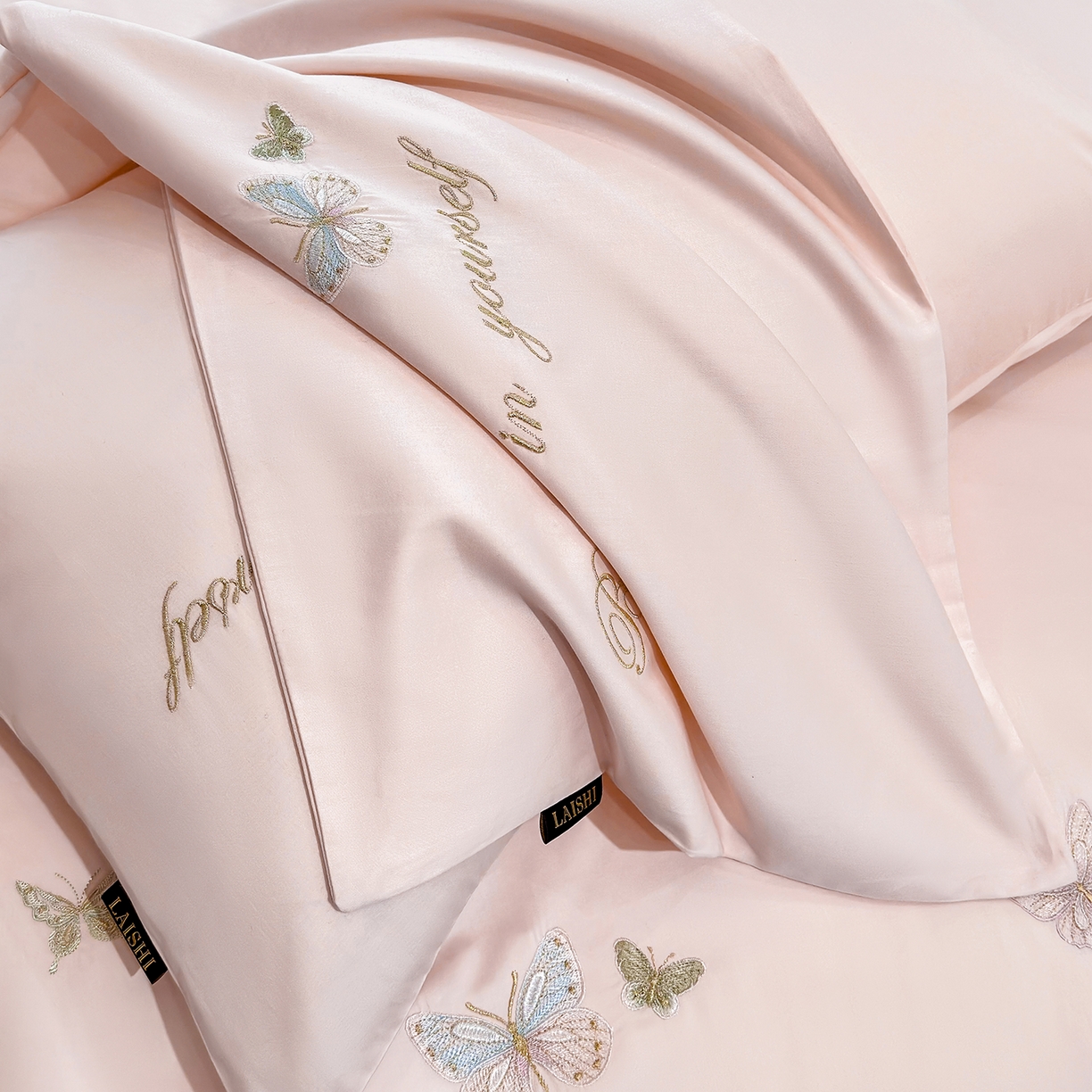 91家纺网 家纺一手货源 找家纺 欣宜家纺 2026新款50x50s纯棉全棉贡缎长绒棉刺绣绣花四件套【高端礼盒】-蝴蝶泉边 蝴蝶泉边-轻奢粉