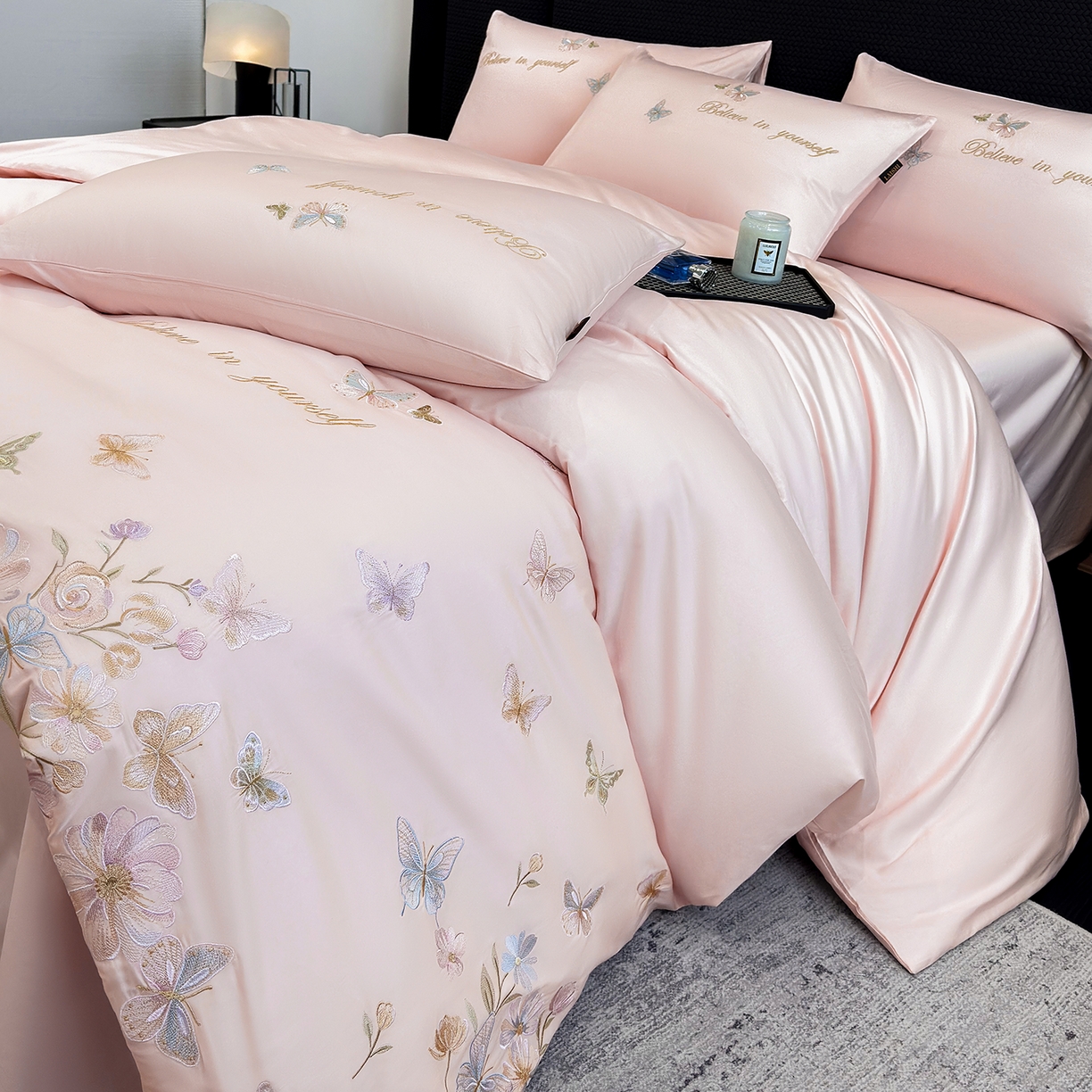 91家纺网 家纺一手货源 找家纺 欣宜家纺 2026新款50x50s纯棉全棉贡缎长绒棉刺绣绣花四件套【高端礼盒】-蝴蝶泉边 蝴蝶泉边-轻奢粉