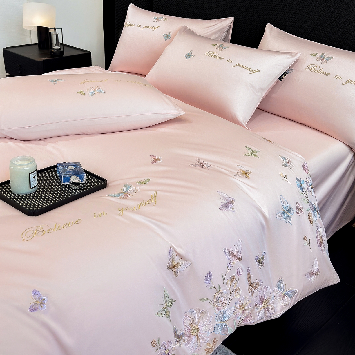 91家纺网 家纺一手货源 找家纺 欣宜家纺 2026新款50x50s纯棉全棉贡缎长绒棉刺绣绣花四件套【高端礼盒】-蝴蝶泉边 蝴蝶泉边-轻奢粉