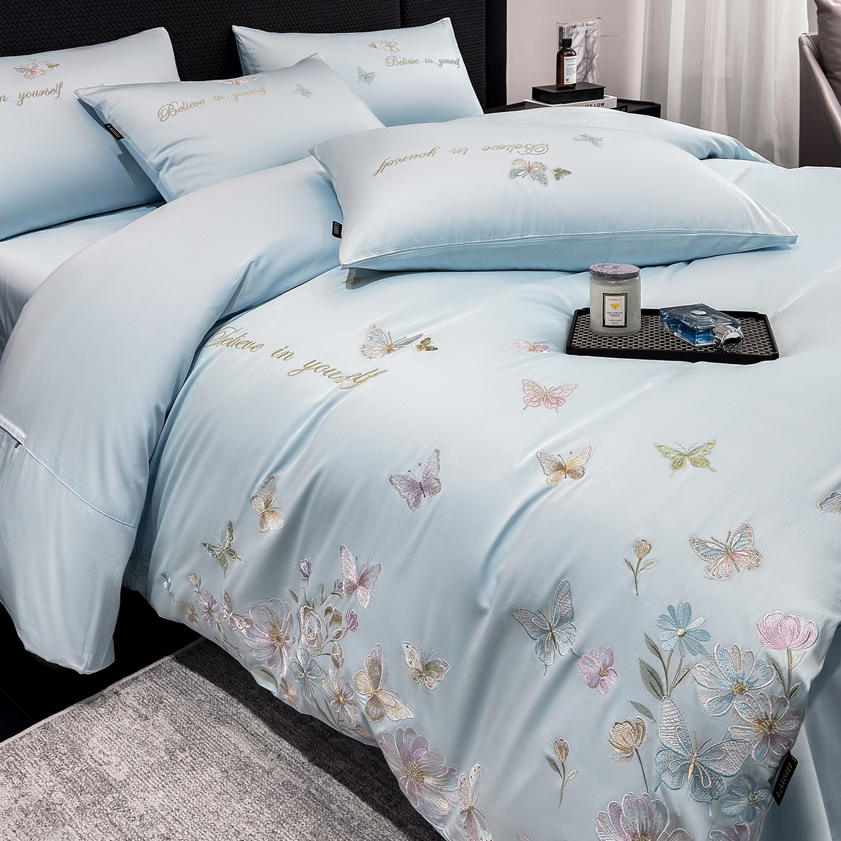 91家纺网 家纺一手货源 找家纺 欣宜家纺 2026新款50x50s纯棉全棉贡缎长绒棉刺绣绣花四件套【高端礼盒】-蝴蝶泉边 蝴蝶泉边-天空蓝