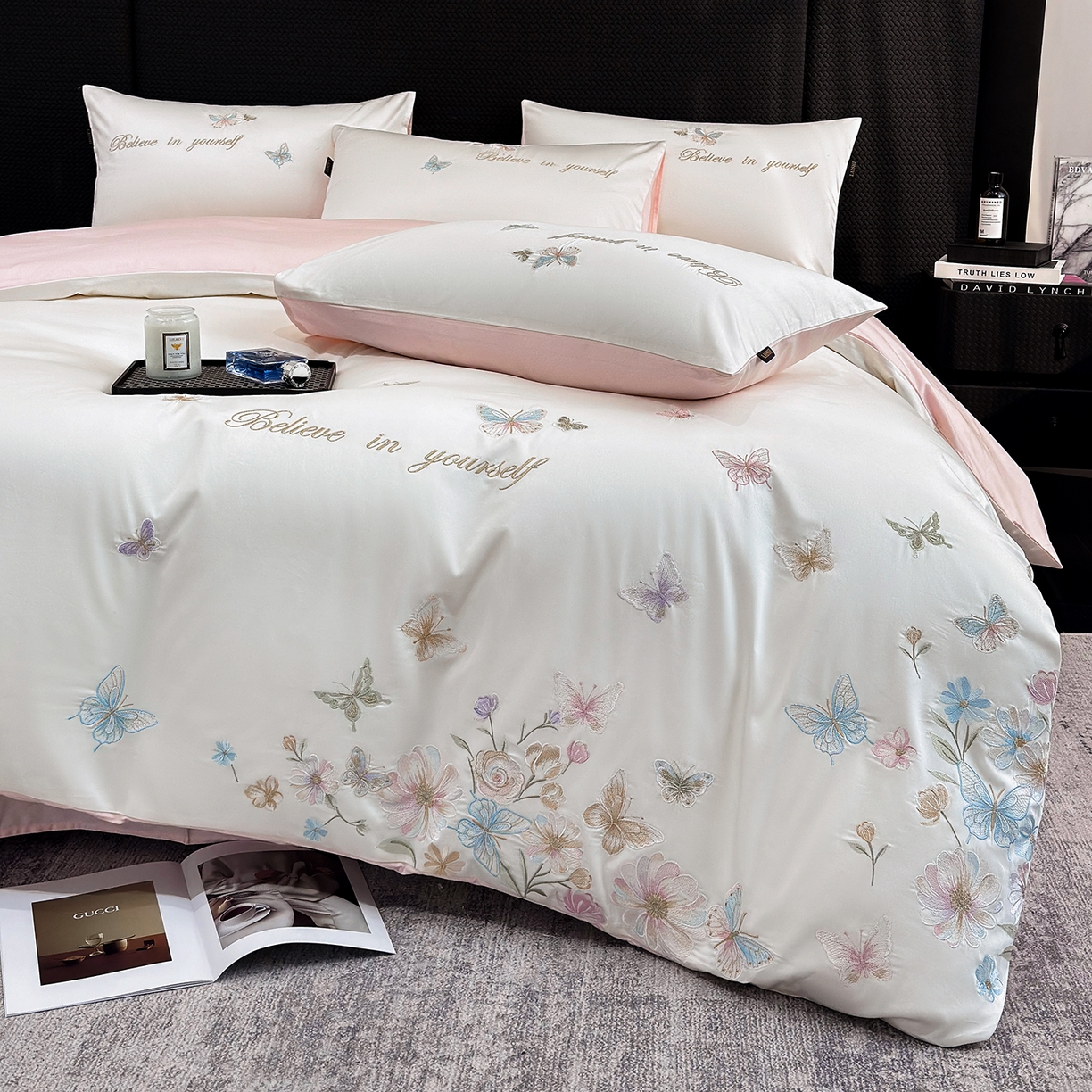 91家纺网 家纺一手货源 找家纺 欣宜家纺 2026新款50x50s纯棉全棉贡缎长绒棉刺绣绣花四件套【高端礼盒】-蝴蝶泉边 蝴蝶泉边-白拼粉