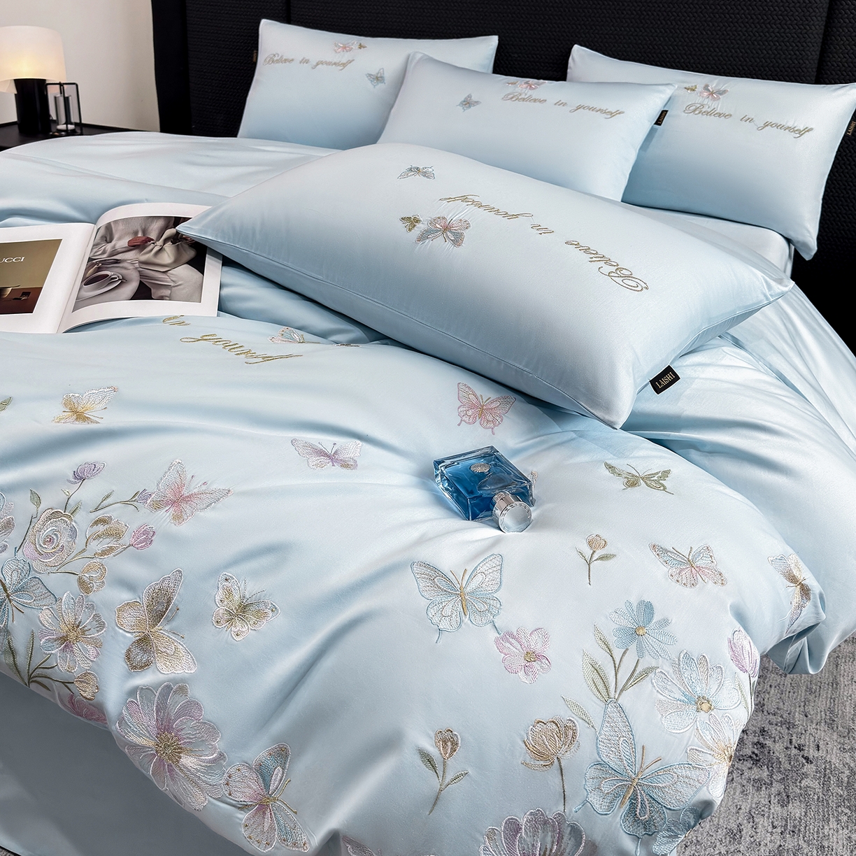 91家纺网 家纺一手货源 找家纺 欣宜家纺 2026新款50x50s纯棉全棉贡缎长绒棉刺绣绣花四件套【高端礼盒】-蝴蝶泉边 蝴蝶泉边-天空蓝