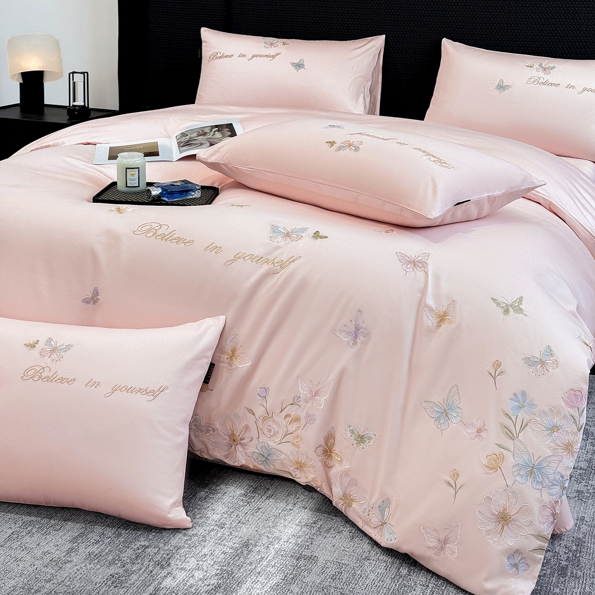 91家纺网 家纺一手货源 找家纺 欣宜家纺 2026新款50x50s纯棉全棉贡缎长绒棉刺绣绣花四件套【高端礼盒】-蝴蝶泉边 蝴蝶泉边-轻奢粉