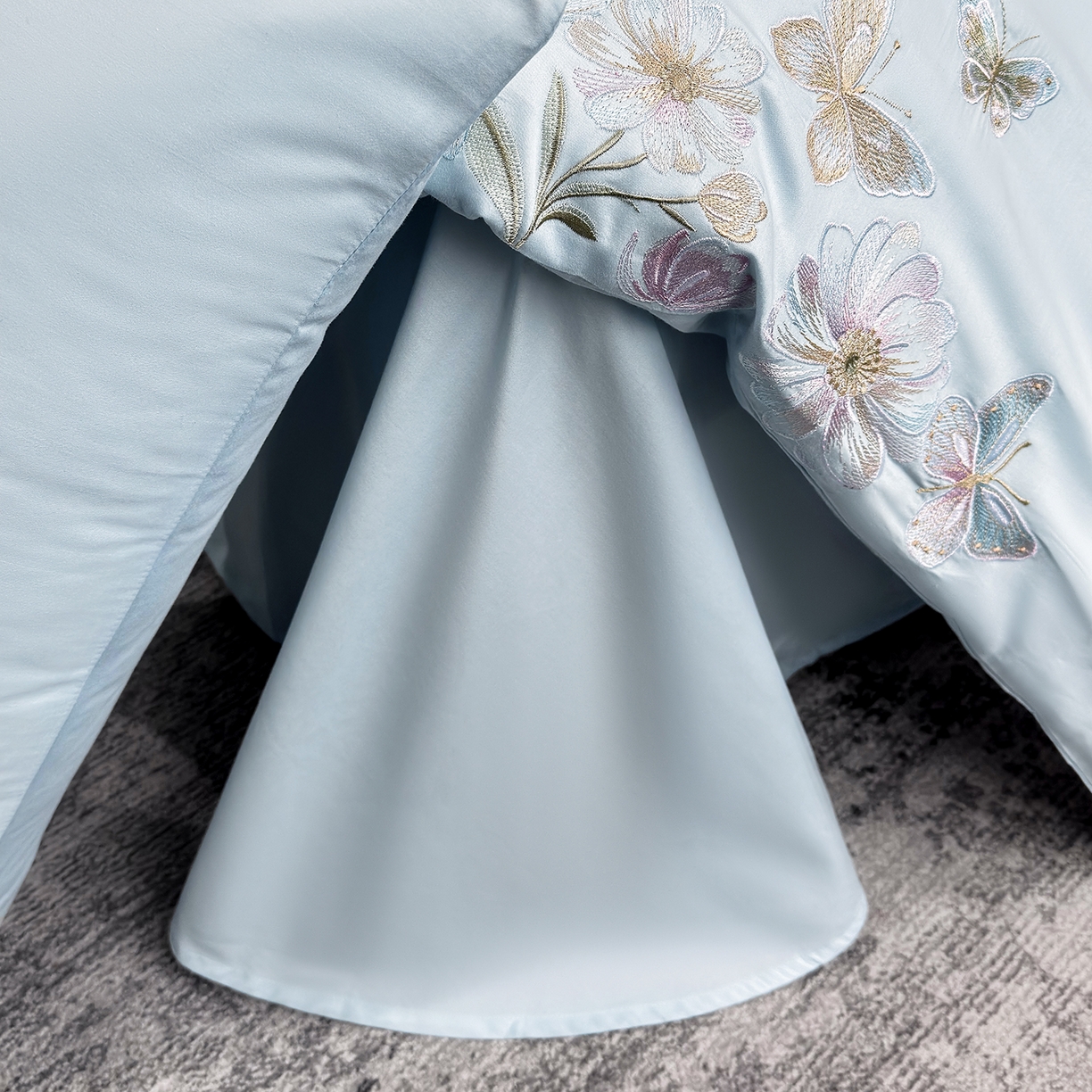 91家纺网 家纺一手货源 找家纺 欣宜家纺 2026新款50x50s纯棉全棉贡缎长绒棉刺绣绣花四件套【高端礼盒】-蝴蝶泉边 蝴蝶泉边-天空蓝