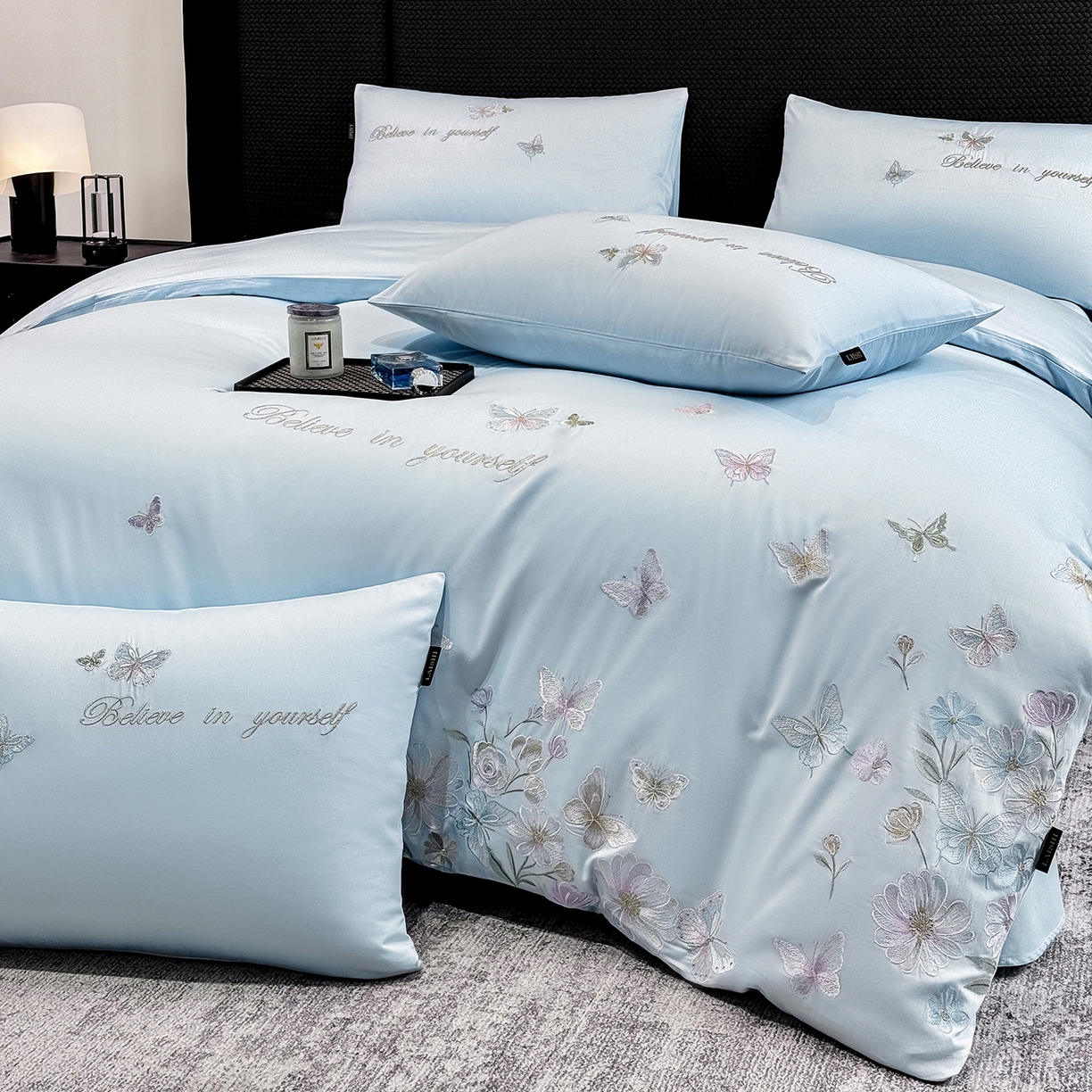 91家纺网 家纺一手货源 找家纺 欣宜家纺 2026新款50x50s纯棉全棉贡缎长绒棉刺绣绣花四件套【高端礼盒】-蝴蝶泉边 蝴蝶泉边-天空蓝