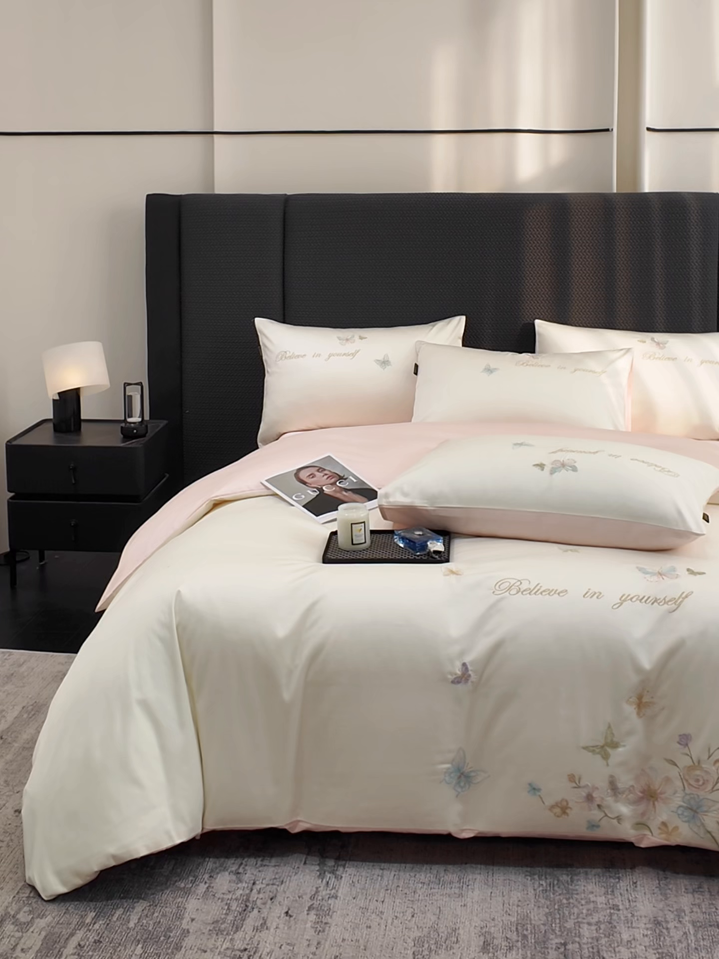 91家纺网 家纺一手货源 找家纺 欣宜家纺 2026新款50x50s纯棉全棉贡缎长绒棉刺绣绣花四件套【高端礼盒】-蝴蝶泉边 蝴蝶泉边-白拼粉