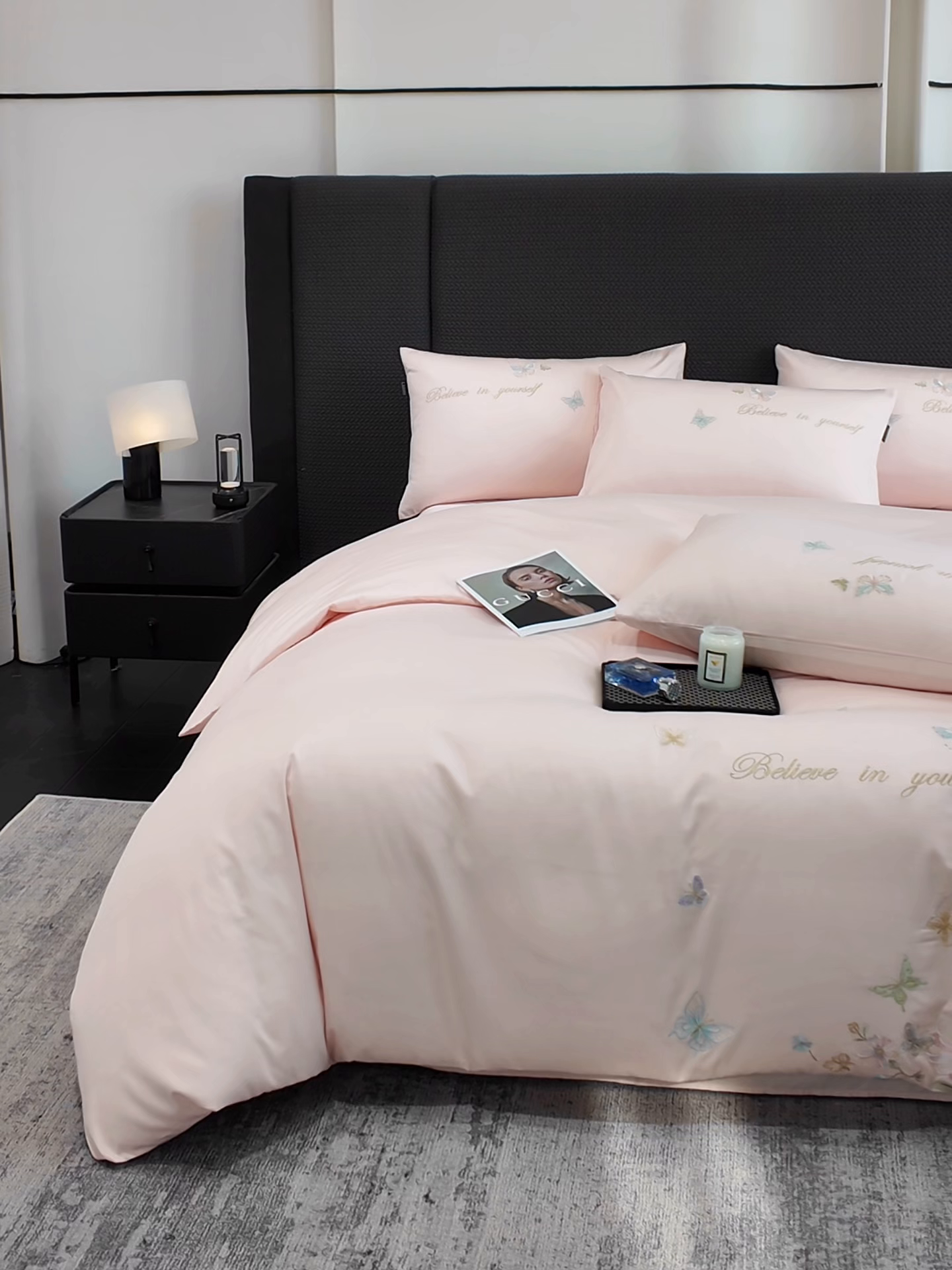 91家纺网 家纺一手货源 找家纺 欣宜家纺 2026新款50x50s纯棉全棉贡缎长绒棉刺绣绣花四件套【高端礼盒】-蝴蝶泉边 蝴蝶泉边-轻奢粉