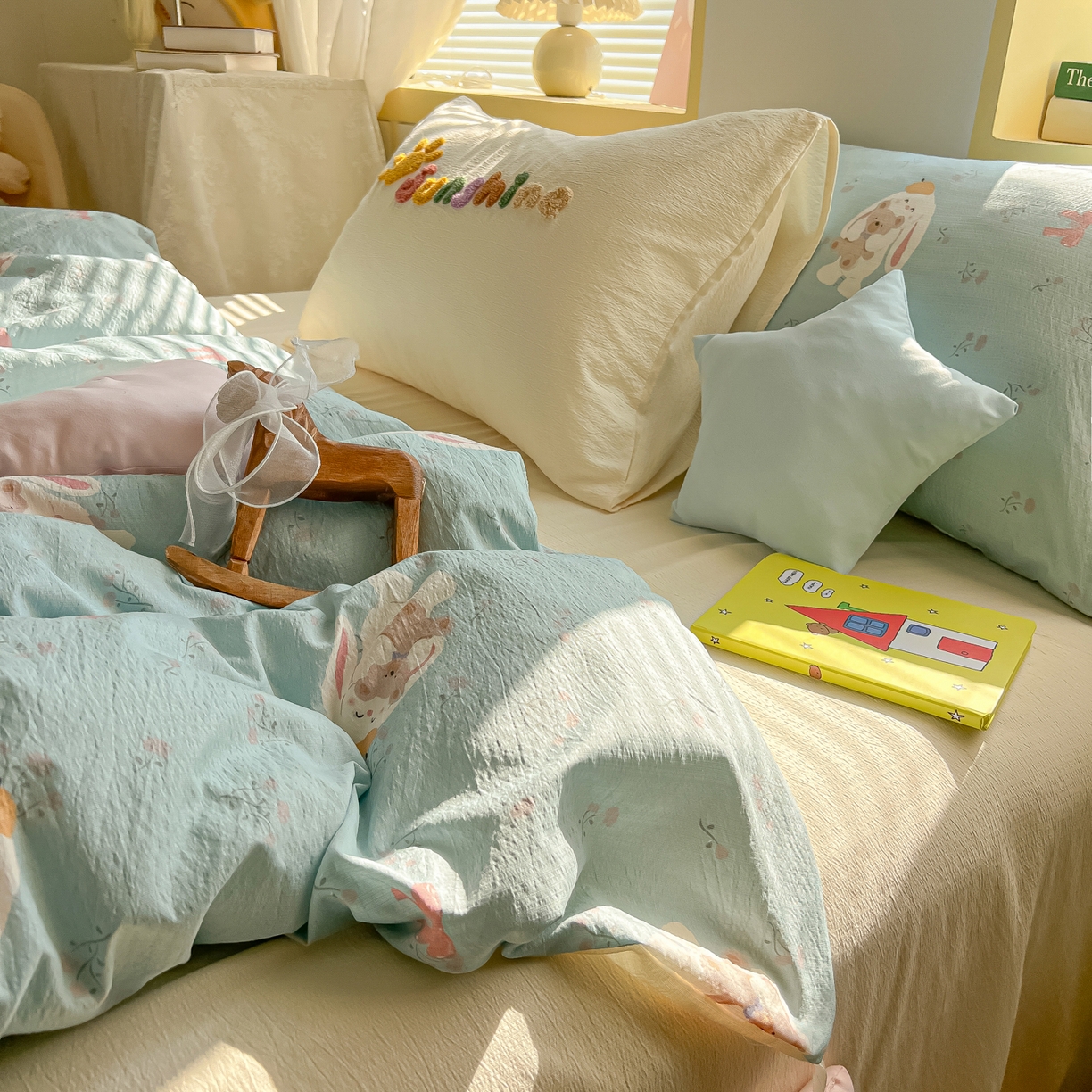 91家纺网 家纺一手货源 找家纺 子钦家纺 2026春夏新款提花泡芙棉可爱小清新手工爱心小星星系列床单床笠四件套-流星花园 流星花园-抱抱兔