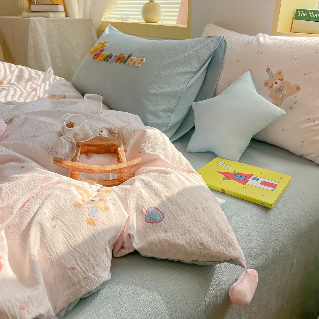 91家纺网 家纺一手货源 找家纺 子钦家纺 2026春夏新款提花泡芙棉可爱小清新手工爱心小星星系列床单床笠四件套-流星花园 流星花园-生日熊