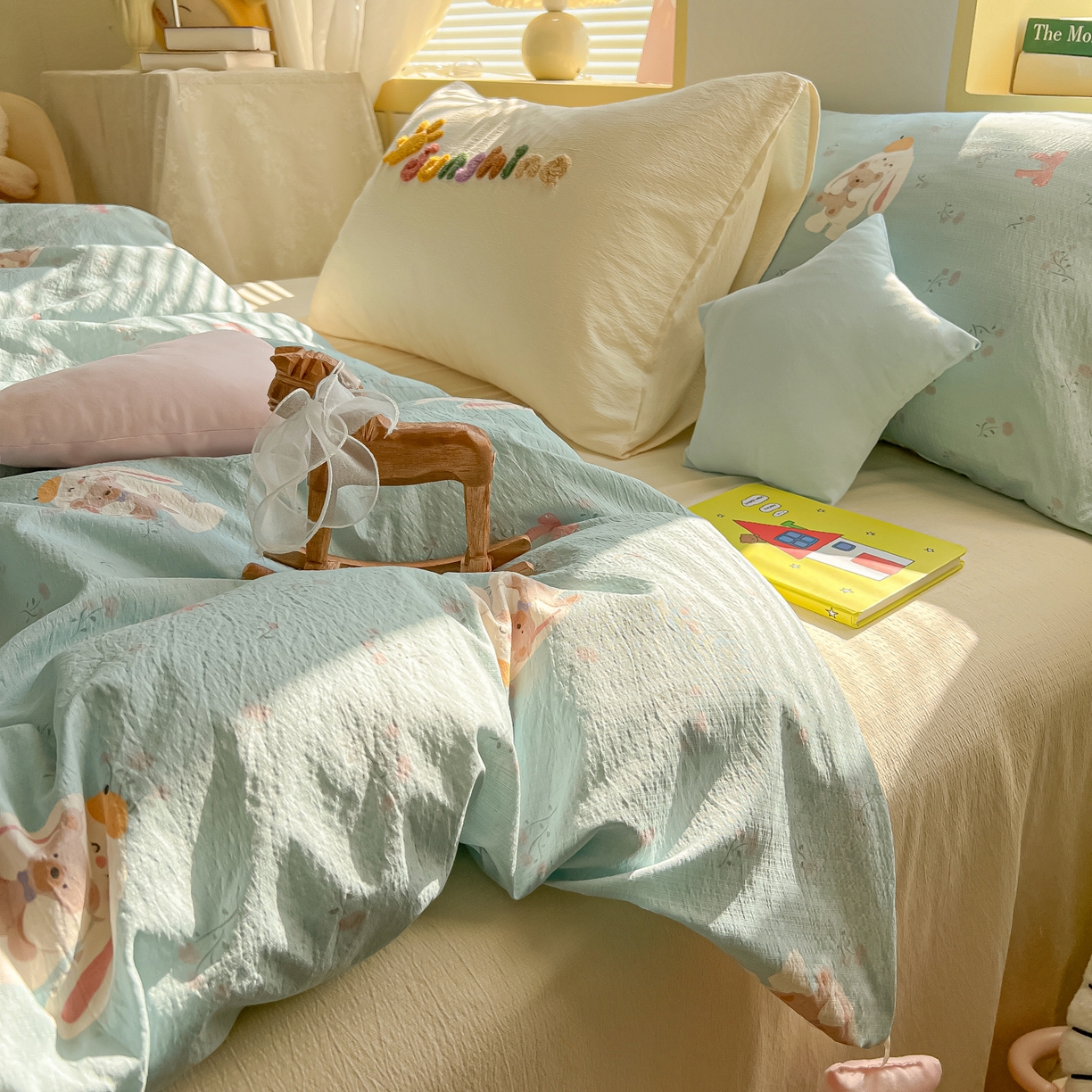 91家纺网 家纺一手货源 找家纺 子钦家纺 2026春夏新款提花泡芙棉可爱小清新手工爱心小星星系列床单床笠四件套-流星花园 流星花园-抱抱兔