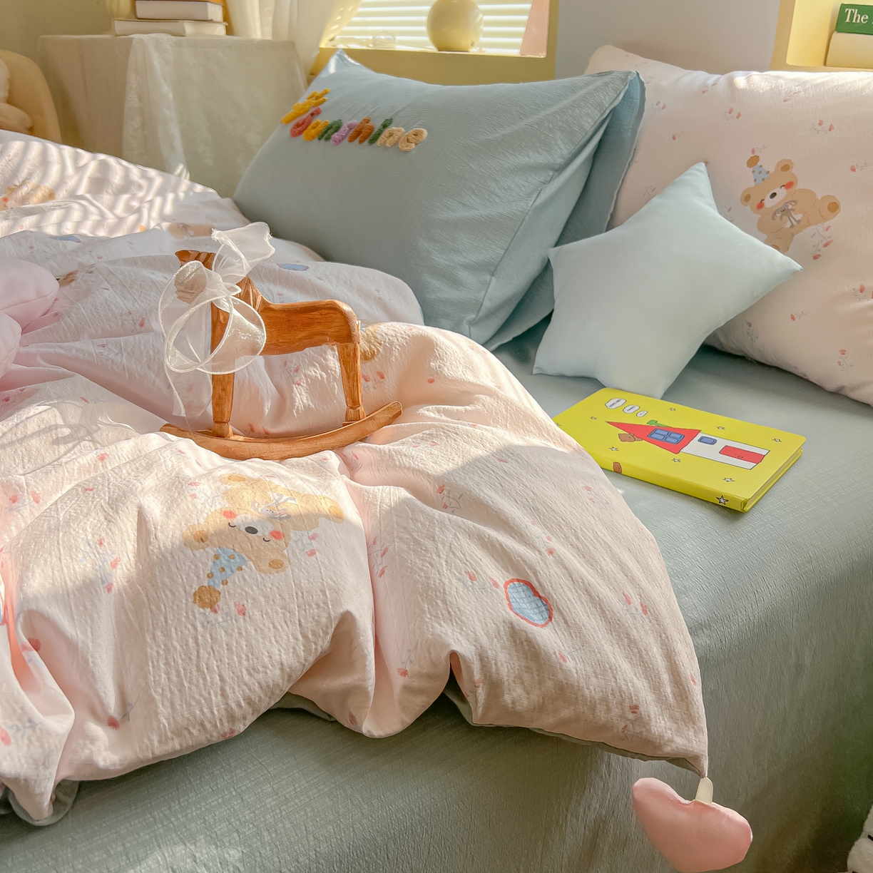 91家纺网 家纺一手货源 找家纺 子钦家纺 2026春夏新款提花泡芙棉可爱小清新手工爱心小星星系列床单床笠四件套-流星花园 流星花园-生日熊