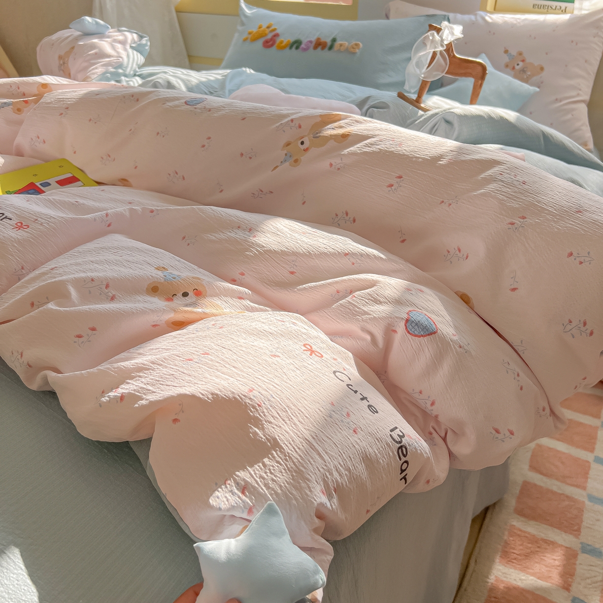 91家纺网 家纺一手货源 找家纺 子钦家纺 2026春夏新款提花泡芙棉可爱小清新手工爱心小星星系列床单床笠四件套-流星花园 流星花园-生日熊