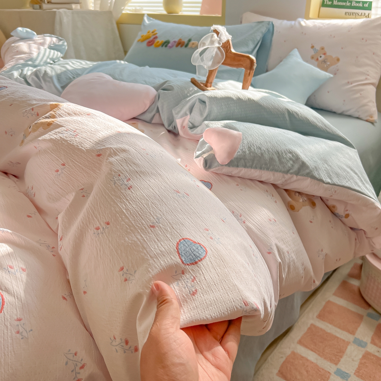 91家纺网 家纺一手货源 找家纺 子钦家纺 2026春夏新款提花泡芙棉可爱小清新手工爱心小星星系列床单床笠四件套-流星花园 流星花园-生日熊