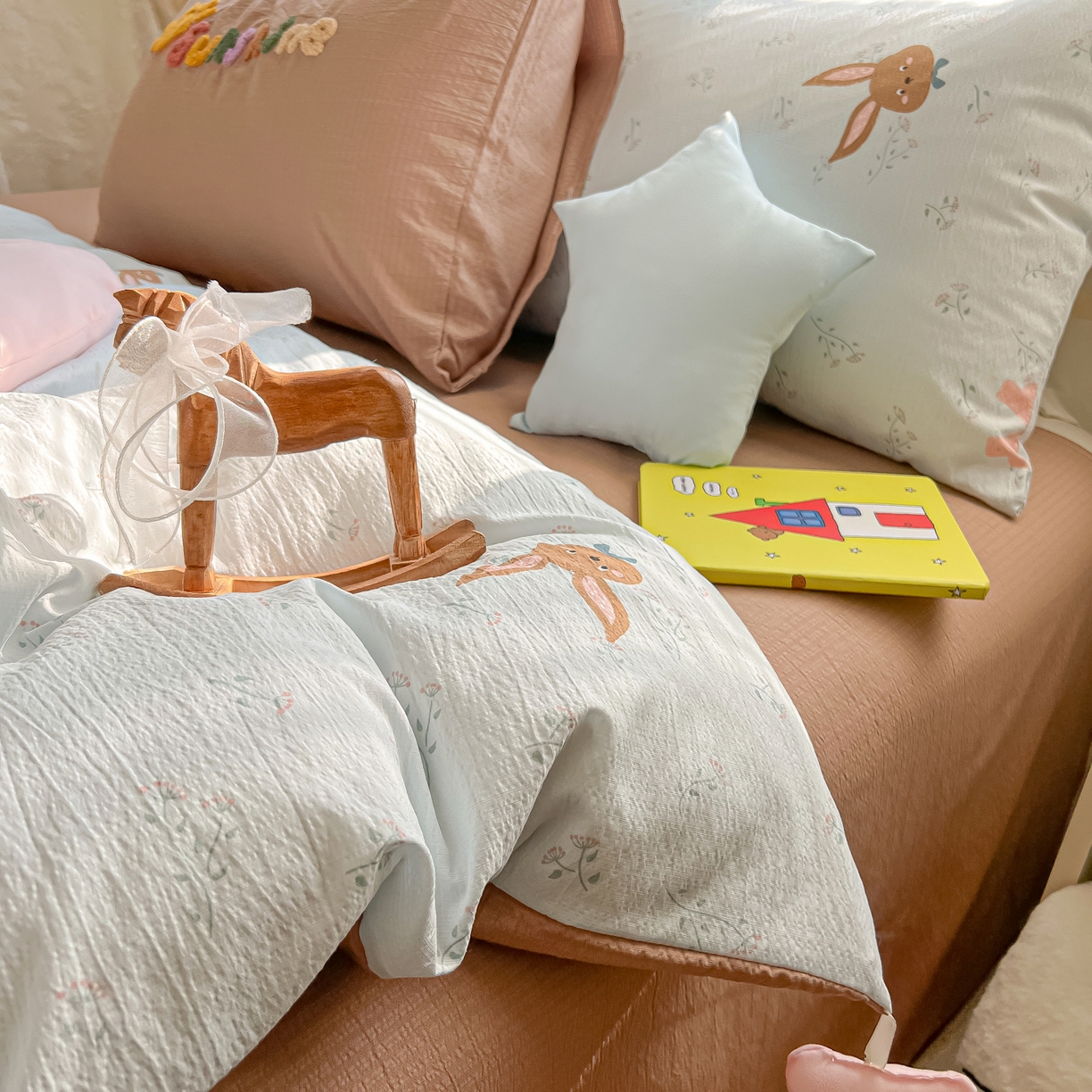 91家纺网 家纺一手货源 找家纺 子钦家纺 2026春夏新款提花泡芙棉可爱小清新手工爱心小星星系列床单床笠四件套-流星花园 流星花园-碎花兔兔