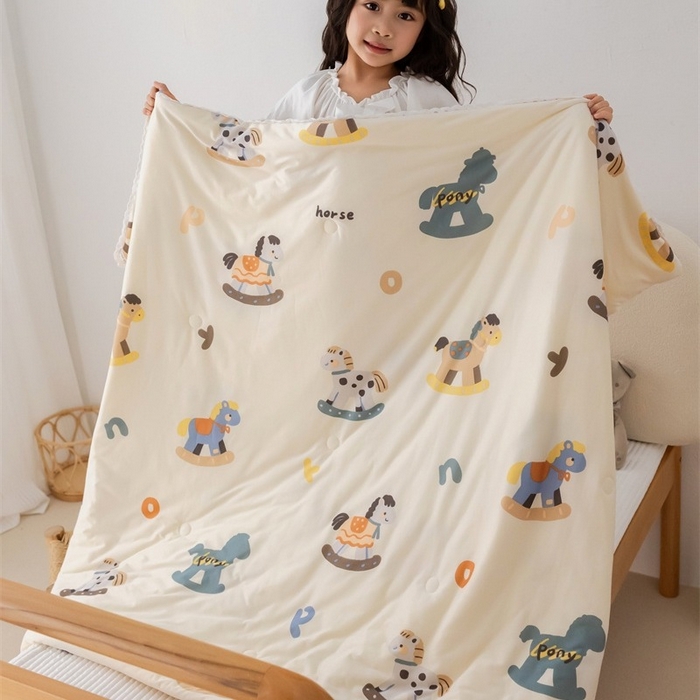 91家纺网 家纺一手货源 找家纺 2026新款A类针织棉被芯夏凉被春秋被冬被儿童学生成人冬被加厚被子大豆被四季款—儿童图 小木马