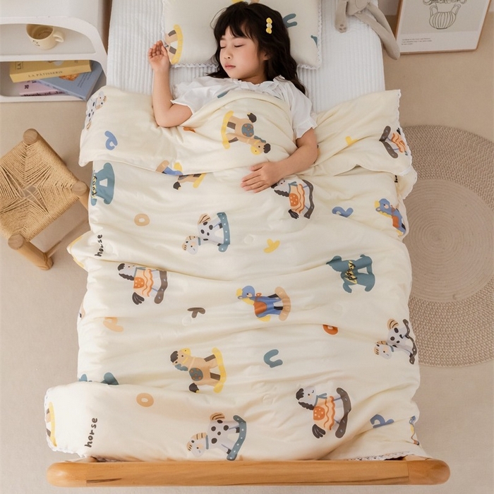 91家纺网 家纺一手货源 找家纺 2026新款A类针织棉被芯夏凉被春秋被冬被儿童学生成人冬被加厚被子大豆被四季款—儿童图 小木马