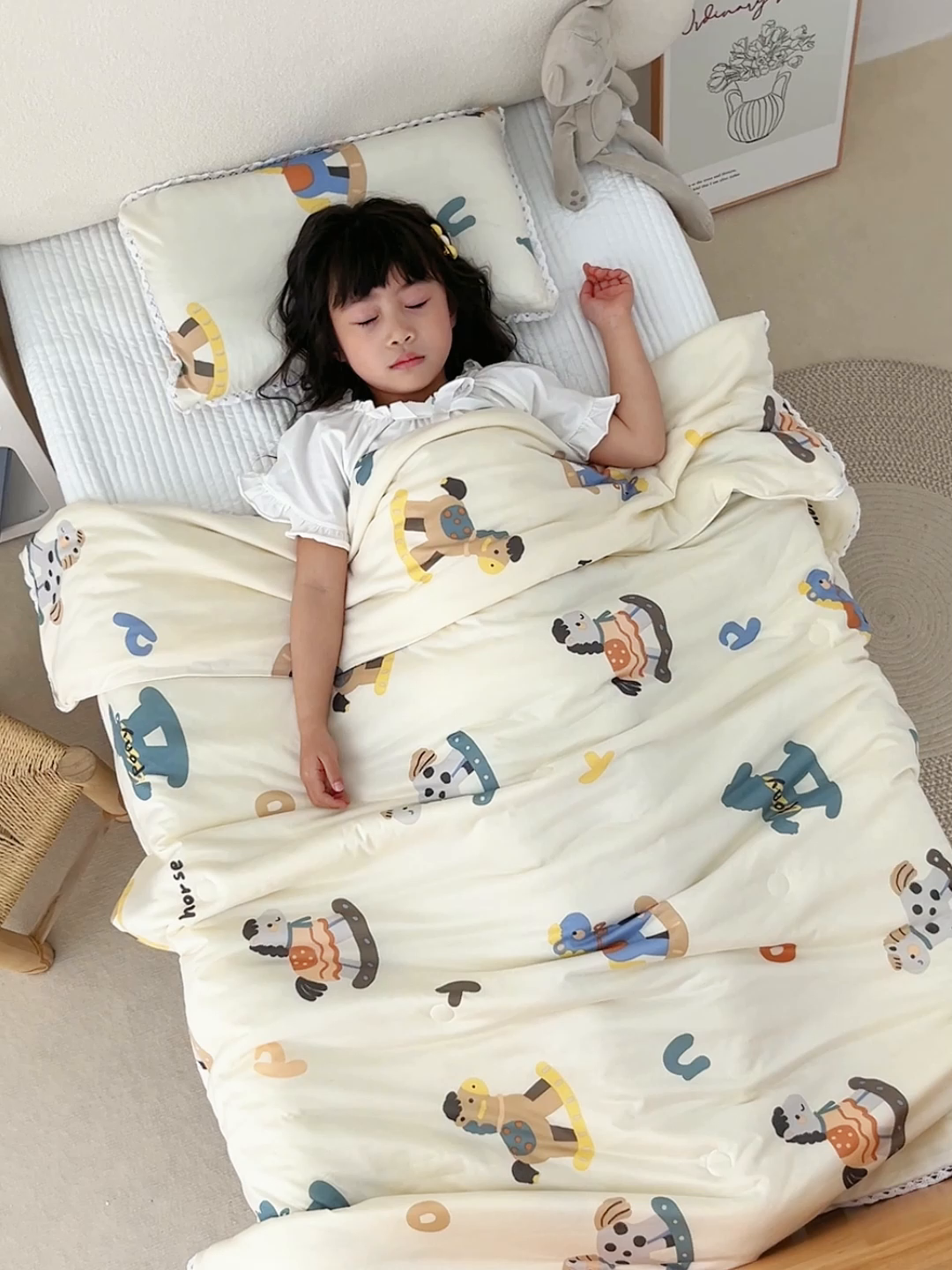 91家纺网 家纺一手货源 找家纺 2026新款A类针织棉被芯夏凉被春秋被冬被儿童学生成人冬被加厚被子大豆被四季款—儿童图 小木马
