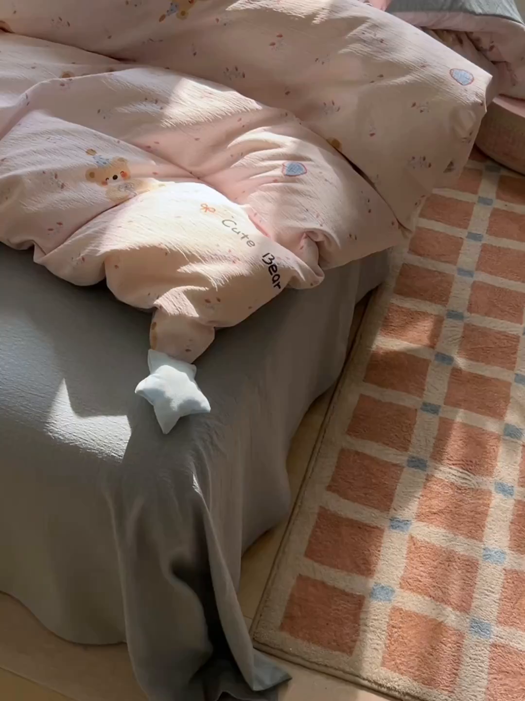 91家纺网 家纺一手货源 找家纺 子钦家纺 2026春夏新款提花泡芙棉可爱小清新手工爱心小星星系列床单床笠四件套-流星花园 流星花园-生日熊