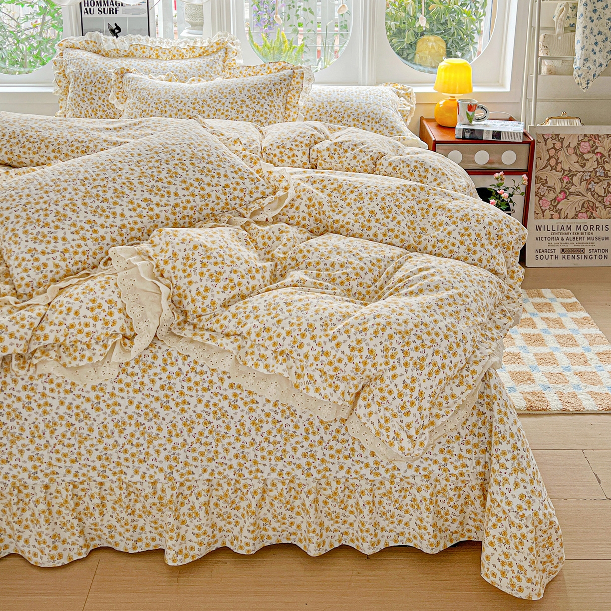 91家纺网 家纺一手货源 找家纺  梦莱斯 2026新款小清新可爱风纯棉花边床盖四件套 蜜黄小雏菊