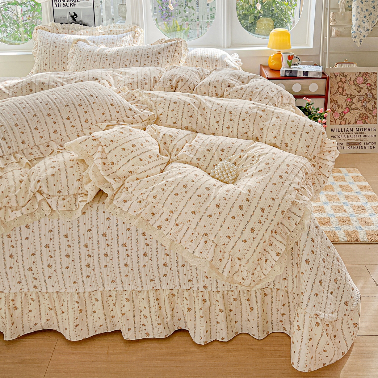 91家纺网 家纺一手货源 找家纺  梦莱斯 2026新款小清新可爱风纯棉花边床盖四件套 奶白条纹花