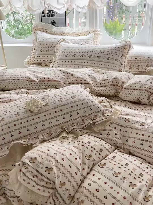 91家纺网 家纺一手货源 找家纺  梦莱斯 2026新款小清新可爱风纯棉花边床盖四件套 木马游乐园