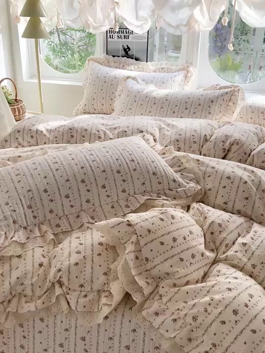 91家纺网 家纺一手货源 找家纺  梦莱斯 2026新款小清新可爱风纯棉花边床盖四件套 奶白条纹花