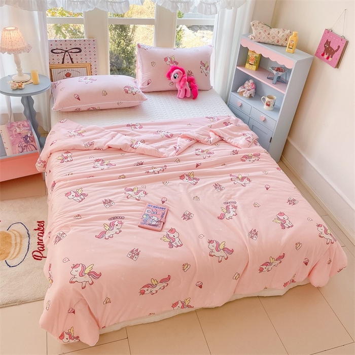 91家纺网 家纺一手货源 找家纺 2026新款A类针织棉被芯夏凉被春秋被冬被儿童学生成人冬被加厚被子大豆被—影棚图 粉色独角兽